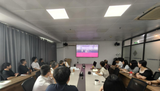 市數(shù)據(jù)集團集中觀看閱兵儀式